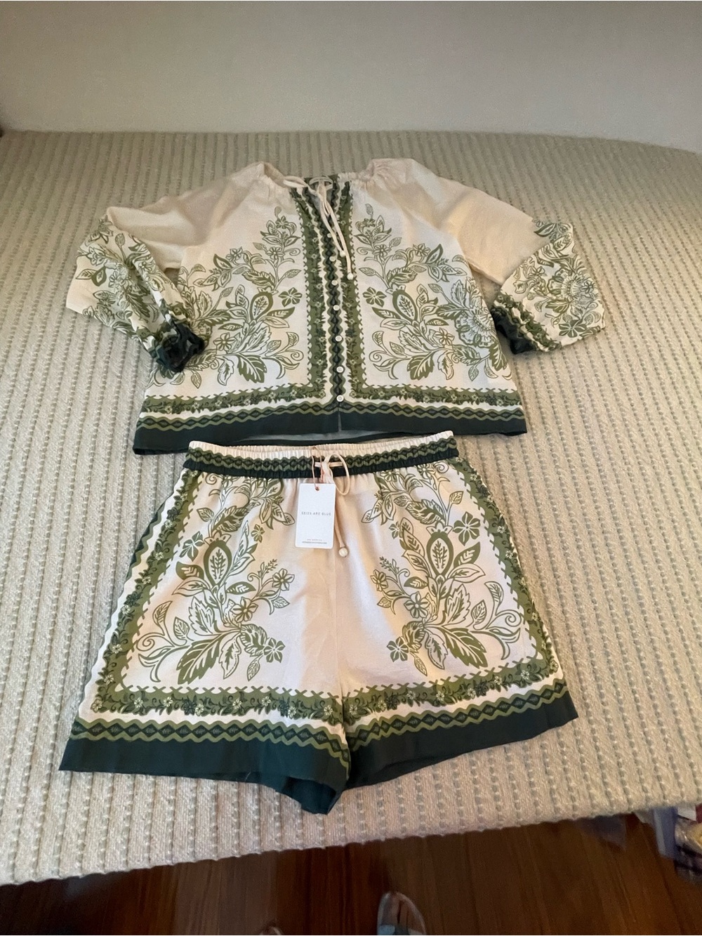 Skies Are Blue Cream & Green Embroidered Women’s Short Set - Size: Medium